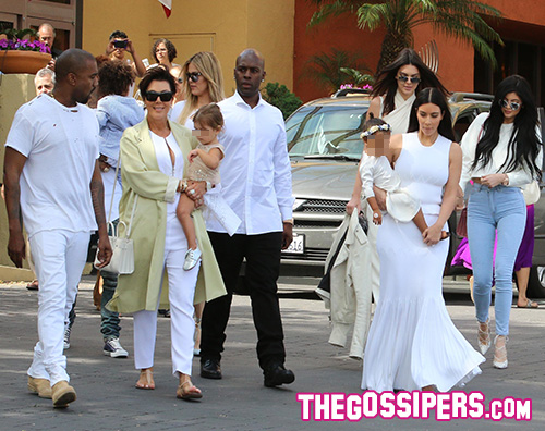 Cover1 Il clan Kardashian in bianco per Pasqua
