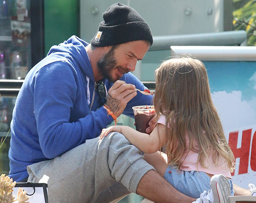 David e Harper Beckham David Beckham insegna ad Harper ad andare in bicicletta