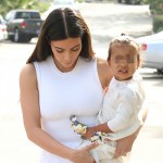 Kim e North 150x150 Il clan Kardashian in bianco per Pasqua