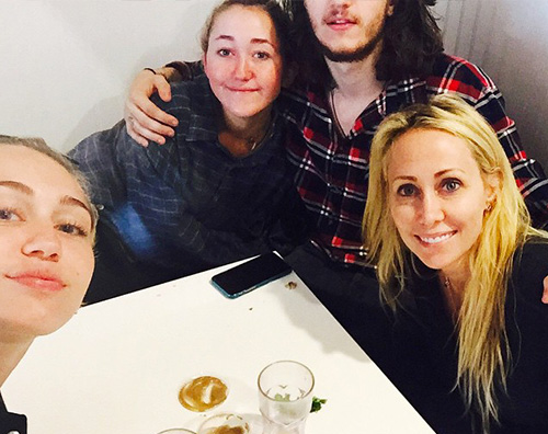 Miley Cyrus Selfie Miley Cyrus sceglie il pigiama per andare da Chanel