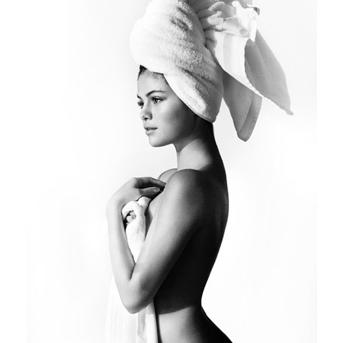 Selena Gomez Towel Series  Anche Selena Gomez nella Towel Series di Mario Testino