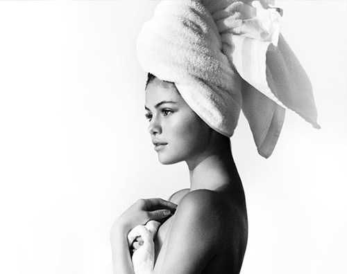 Selena Gomez Towel Series Anche Selena Gomez nella Towel Series di Mario Testino