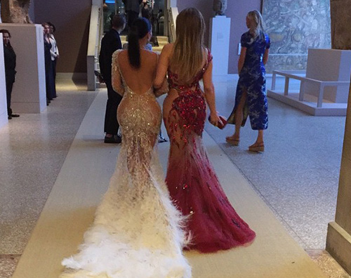 Kim Kardashian e Jennifer Lopez Kim Kardashian e J Lo, sfida curvy a Met Gala 2015