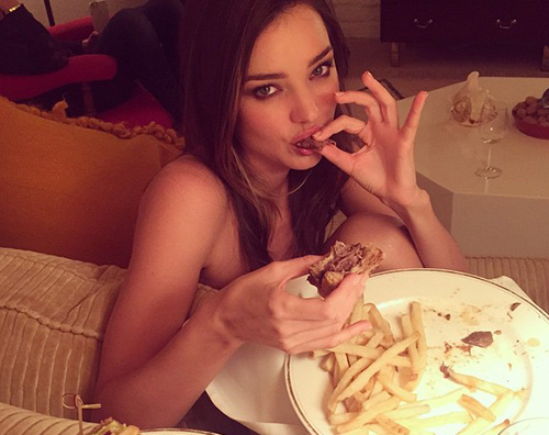 Miranda kerr hamburger Miranda Kerr mangia un hamburger su Instagram
