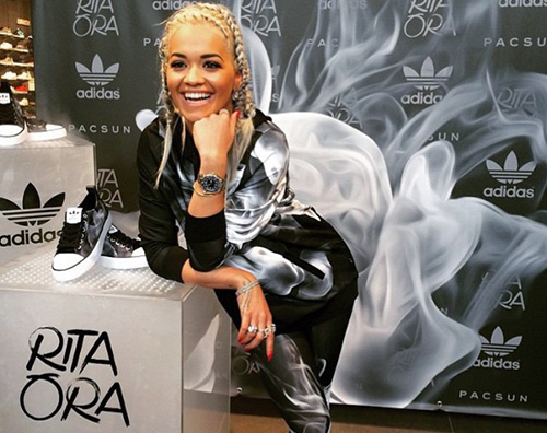 Rita Ora Rita Ora, treccine grigie allevento Adidas
