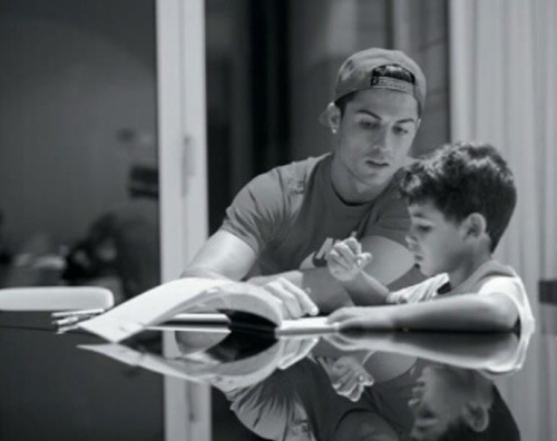 Cristiano ronaldo e cristiano jr3 Cristiano Ronaldo al mare con Cristiano Jr