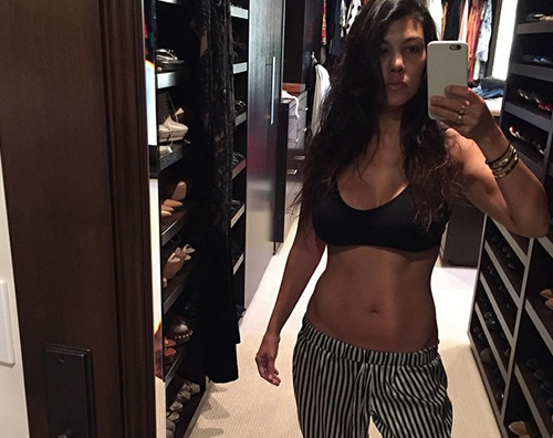 Kourtney Kardashian Kourtney Kardashian mostra gli addominali su Instagram