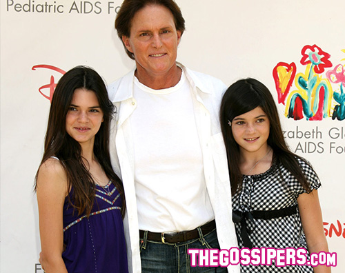 Kylie e Kendall Bruce Jenner Kylie e Kendall Jenner fanno gli auguri al loro papà