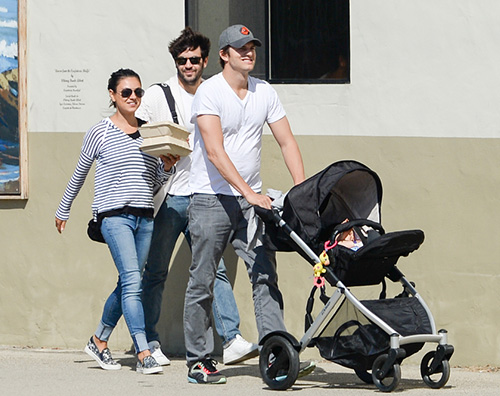 Mila Ashton Ashton Kutcher e Mila Kunis, una passeggiata con Wyatt
