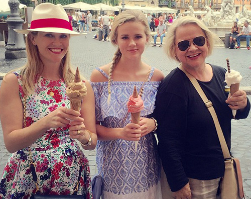 Reese Ava Reese Witherspoon in vacanza a Roma con mamma e figlia