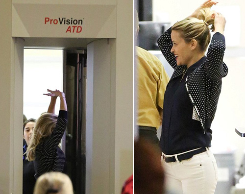 Reese Reese Witherspoon sorridente in aeroporto