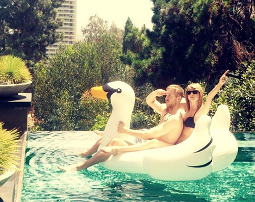 Taylor Swift Taylor Swift e Calvin Harris si divertono in piscina