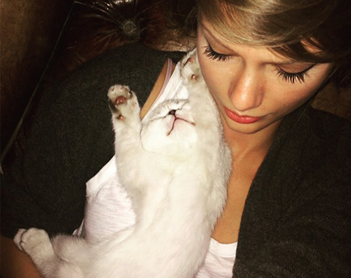 Taylor Swift1 Taylor Swift coccola la sua gattina su Instagram