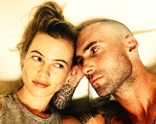 Adam Levine Behati Prinsloo Adam Levine: un selfie con Beahti per il primo anniversario