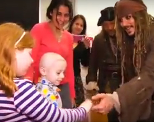 Johnny Depp Jack Sparrow Johnny Depp visita un ospedale pediatrico