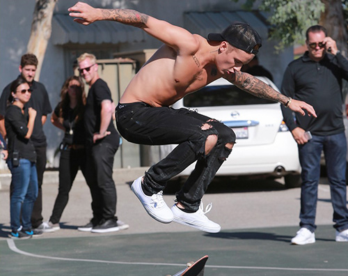 Justin Bieber 21 Justin Bieber, skateboard senza t shirt
