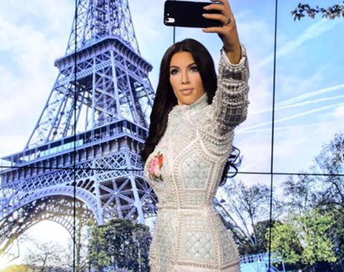 Kim Kardashian Madame Tussauds Kim Kardashian in viola per un pranzo con Kanye