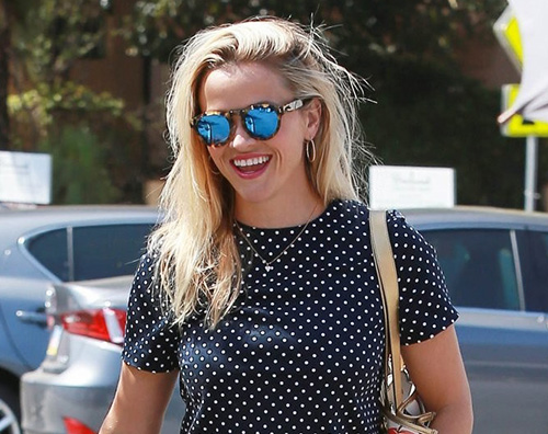 Reese Witherspoon Reese Witherspoon in bianco e blu a Los Angeles