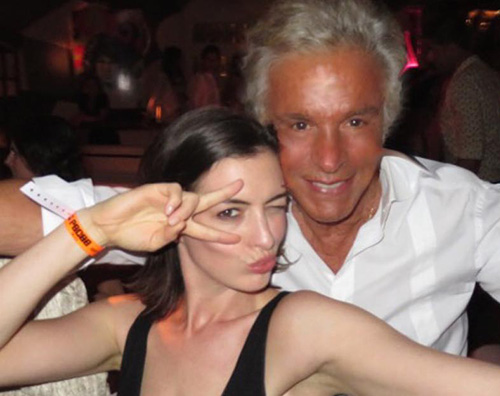Anne1 Anne Hathaway a Ibiza con Adam e Valentino