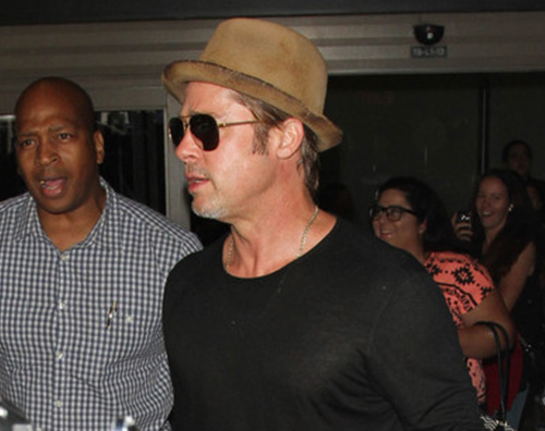 Brad Pitt 2 Brad Pitt in total black al LAX