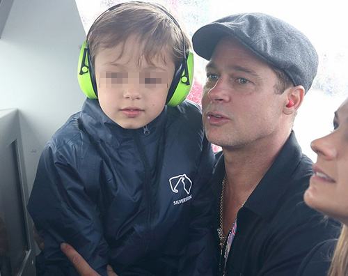 Brad Pitt e Knox Brad Pitt e Knox in Inghilterra per il Moto GP