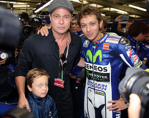 Brad Pitt e Valentino Rossi Brad Pitt e Knox in Inghilterra per il Moto GP