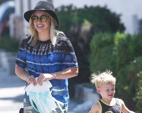 Hilary Duff Luca Hilary Duff passeggia con Luca