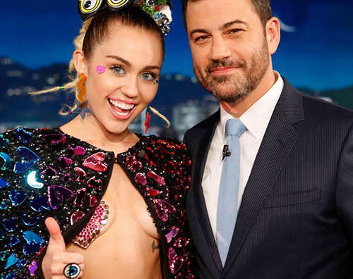 Miley1 Miley Cyrus, look audace per il Jimmy Kimmel Live