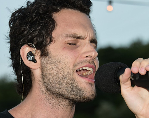 Penn Penn Badgley si dedica alla carriera da cantante