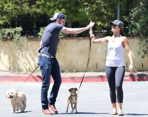 Chris Evans e Minka Kelly Chris Evans e Minka Kelly passeggiata con i cagnolini