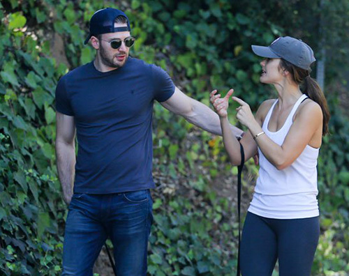 Chris Evans e Minka Kelly2 Chris Evans e Minka Kelly passeggiata con i cagnolini