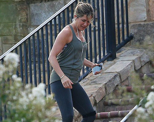 Jennifer Aniston 2 Jennifer Aniston fa jogging sul set di Mothers Day