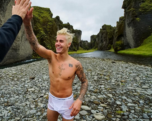 Justin Bieber1 Justin Bieber, bagno ghiacciato in Islanda