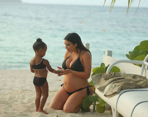 Kim Kardashian Kim e North si rilassano sulla spiaggia di St. Barts