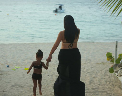 Kim e North Kim e North si rilassano sulla spiaggia di St. Barts