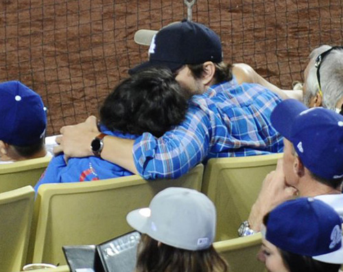 Mila e Ashton 2 Mila e Ashton innamorati allo stadio