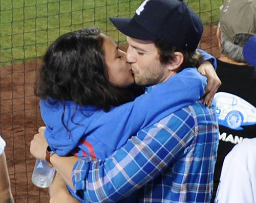 Mila e Ashton Mila e Ashton innamorati allo stadio