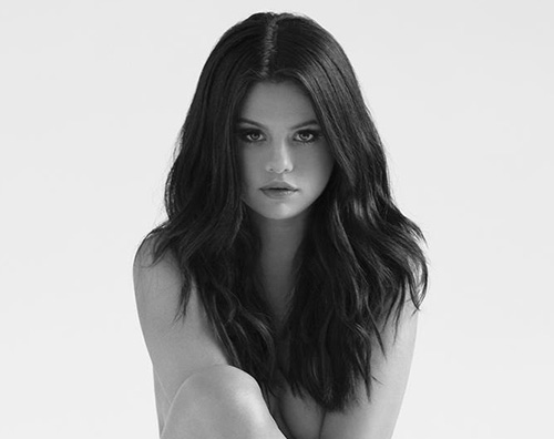 Selena Gomez Selena Gomez mostra la cover del nuovo album Revival