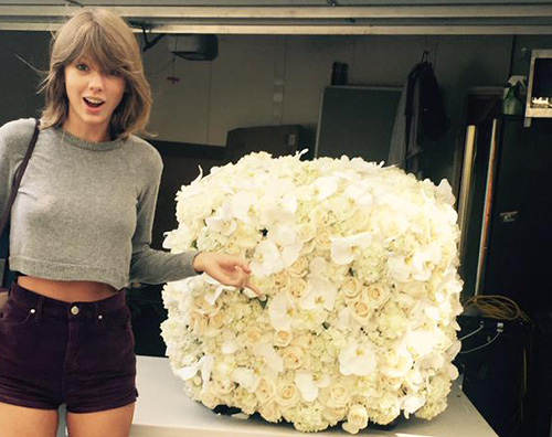 Taylor Swift Kanye West manda un mazzo di fiori a Taylor Swift