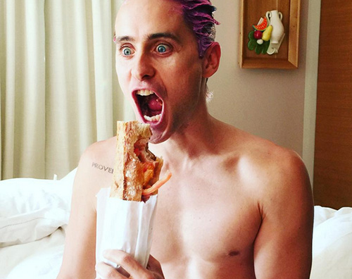 Jared Leto Jared Leto, capelli rosa neon a Parigi