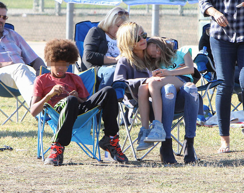 Heidi kLUM2 Heidi Klum alla partita di calcetto con i bambini