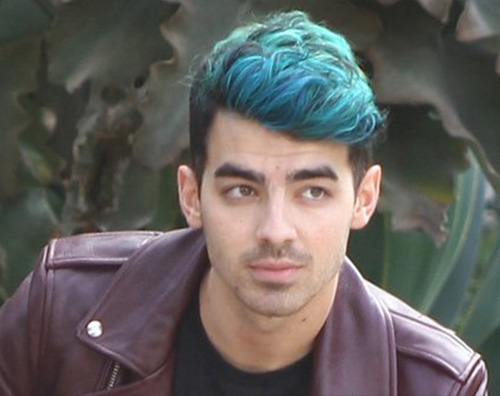 JoeJonas Joe Jonas si è tinto i capelli di blu