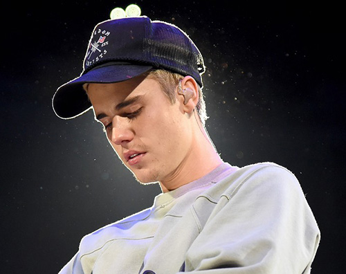 Justin Bieber1 Justin Bieber ricorda l amico morto durante gli attentati di Parigi