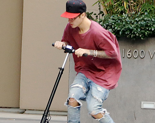 Justin2 Justin Bieber in monopattino a NY