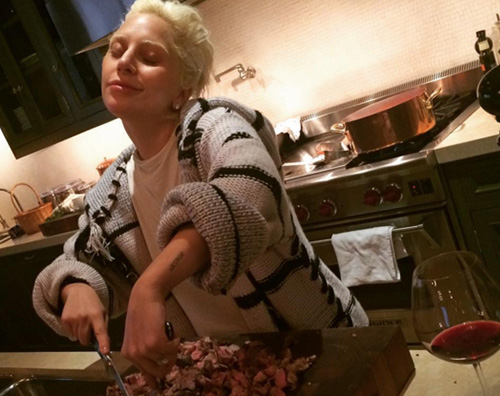 Lady Gaga 2 Lady Gaga è una perfetta casalinga su Instagram