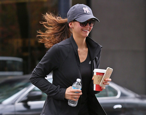 Nina Dobrev Nina Dobrev e Austin Stowell, in coppia a lezione di hot yoga