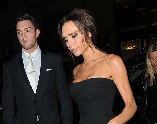 Victoria Beckham Romeo Beckham a Londra per Burberry