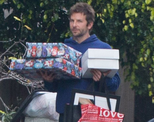 Bradley Cooper Bradley Cooper è il Babbo Natale di Malibu