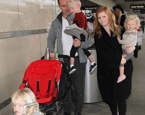 James James Van Der Beek al LAX con la famiglia