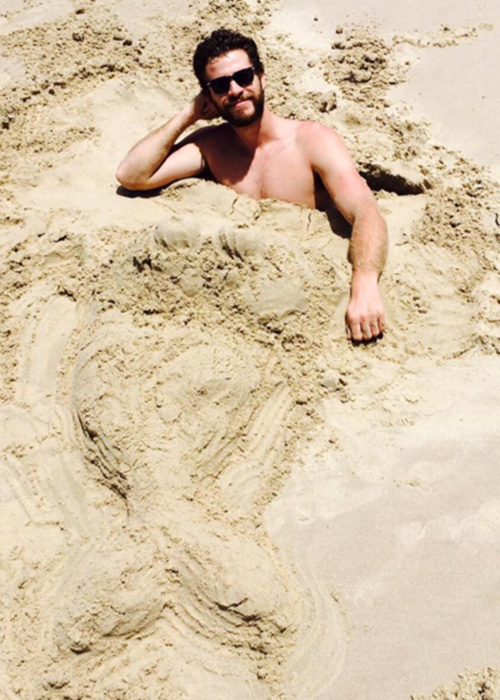 Liam Hemsworth 1 Liam Hemsworth è un sirenetto al mare
